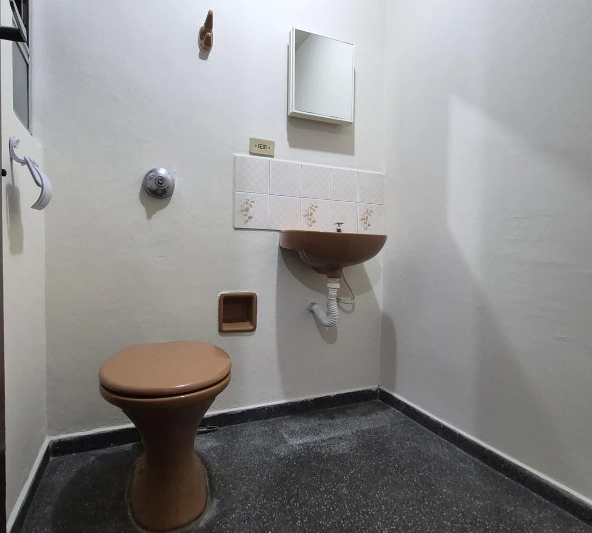 2-bedroom apartment with wood or laminate floors in Curitiba — photo 4