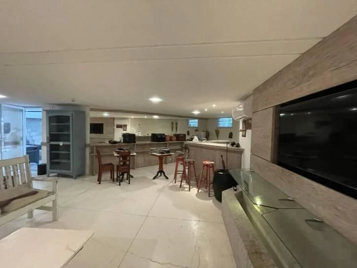 Ventanales de piso a techo y 4 dormitorios: casa de 400 m² — photo 39