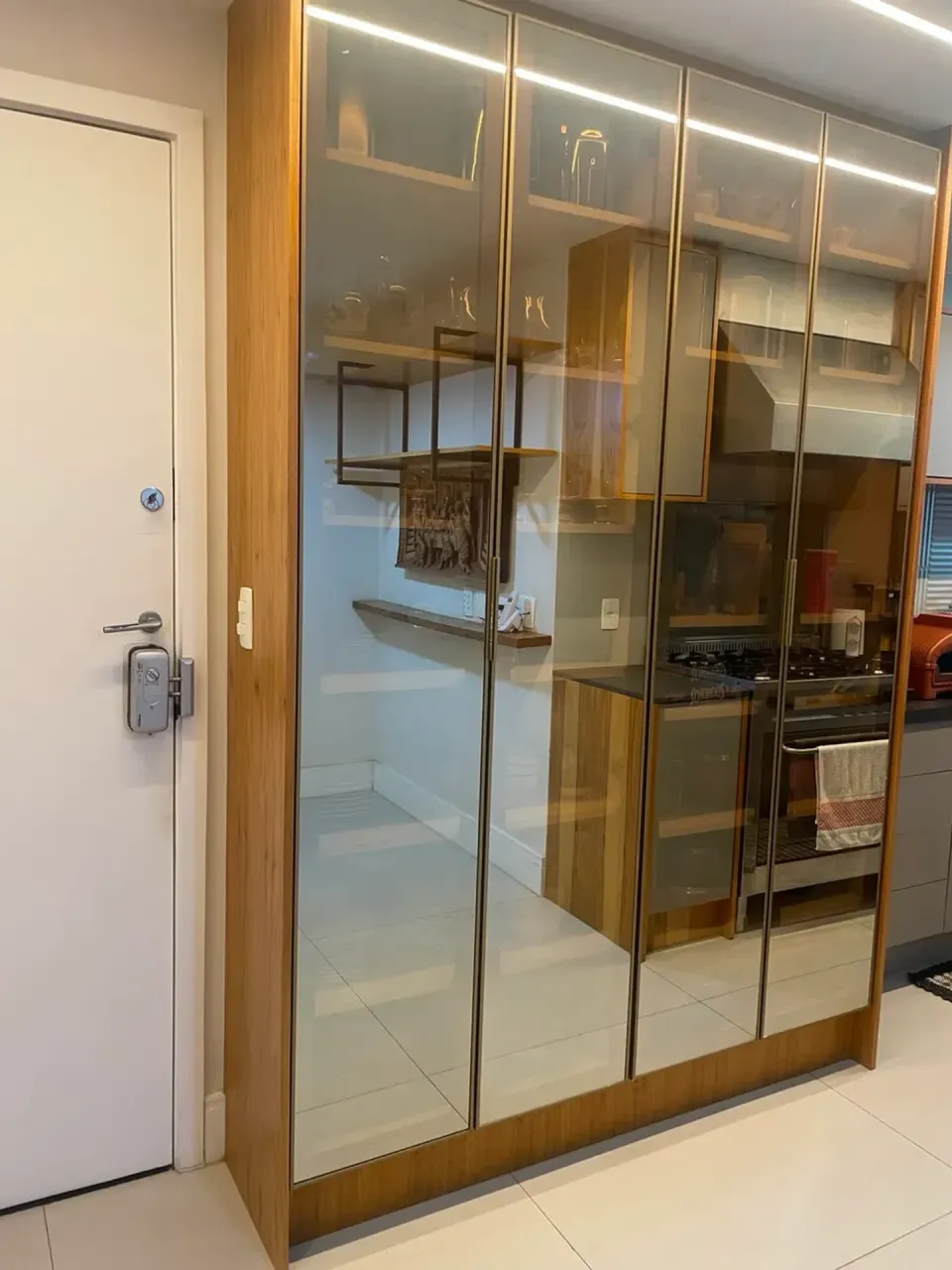 Furnished apartment, 180 m², with a glass-enclosed balcony — photo 8
