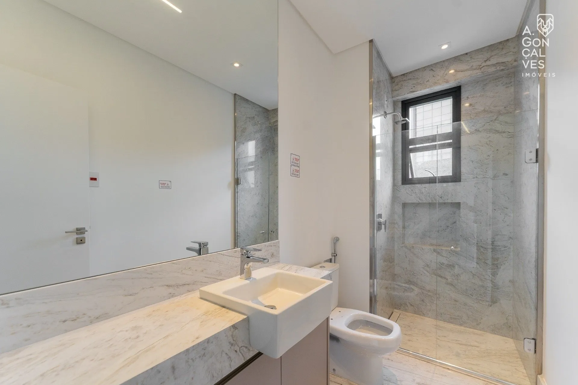 Furnished 223 m² apartment with 3 en-suites and 3 parking spots — photo 33