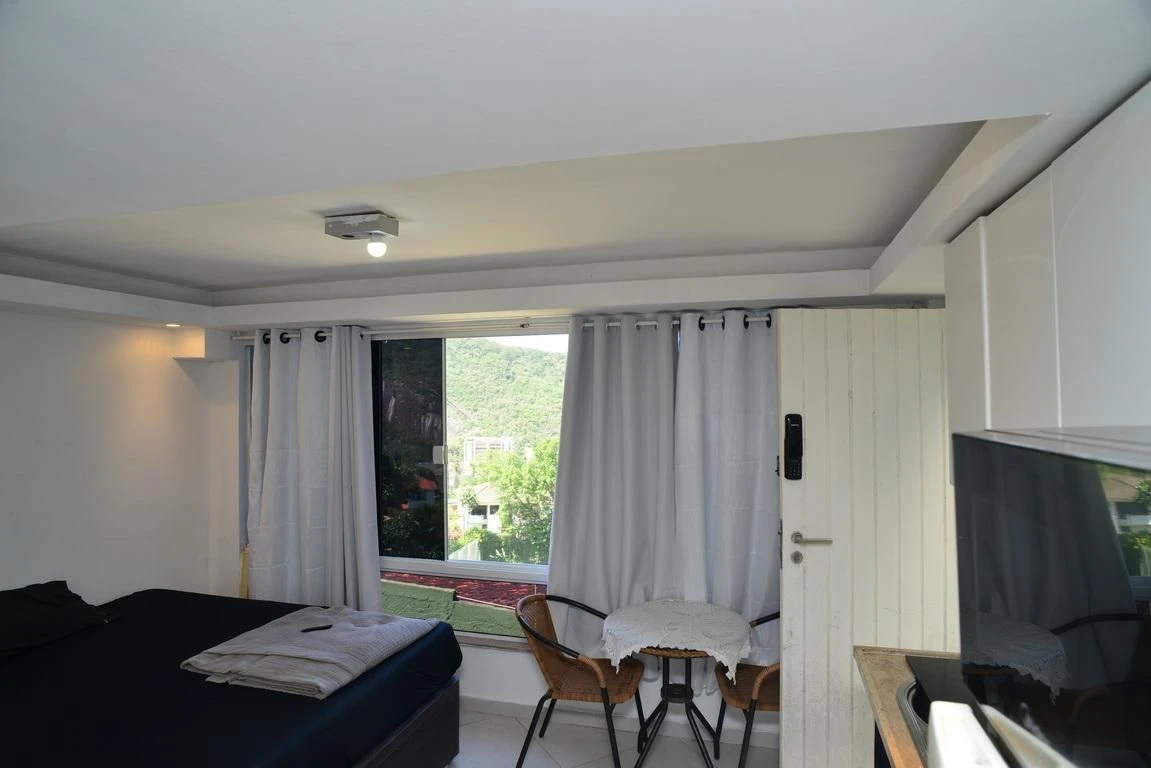 Furnished studio in a building with a pool