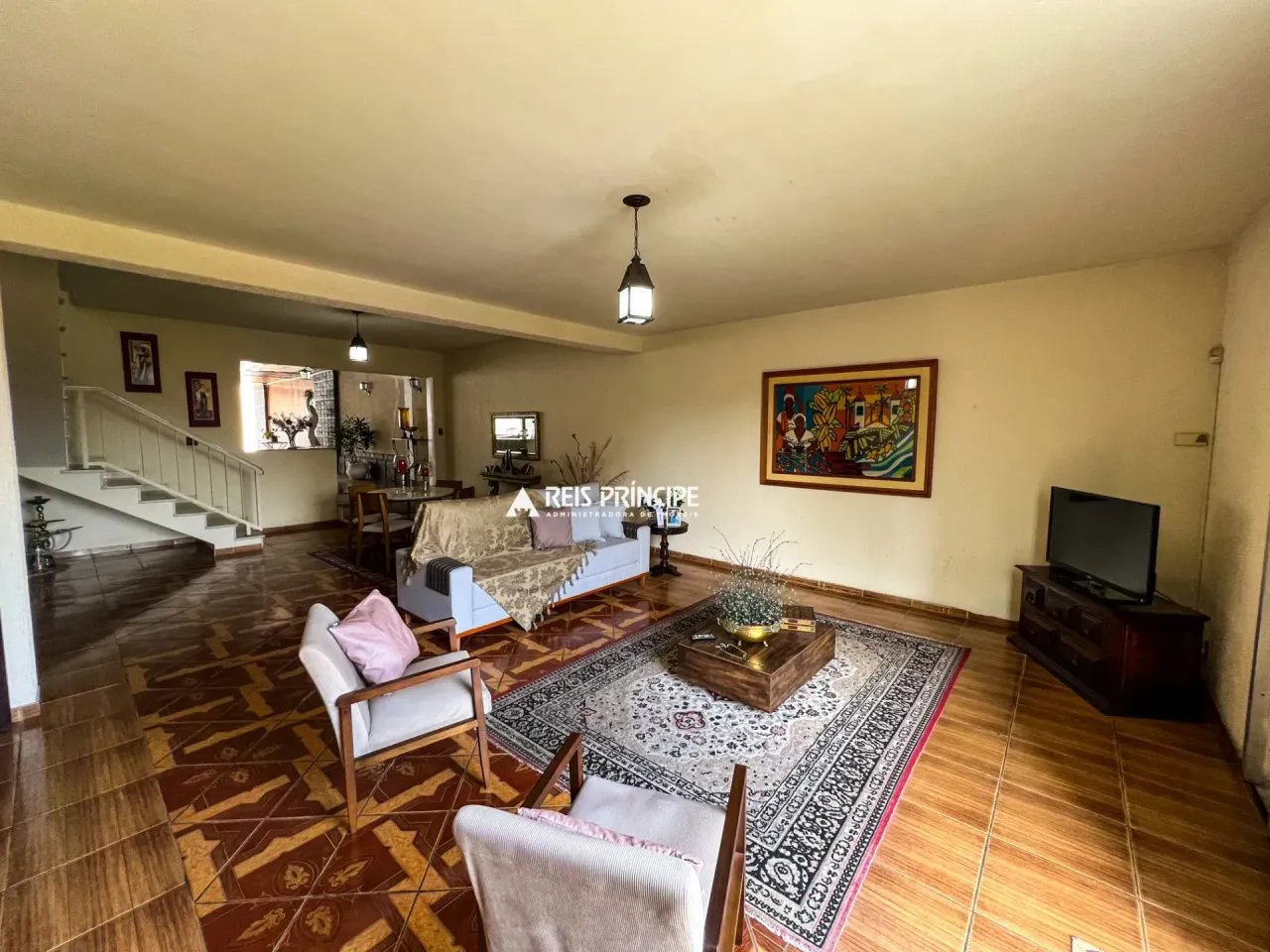 House with 4 bedrooms and a gas stove kitchen — photo 7