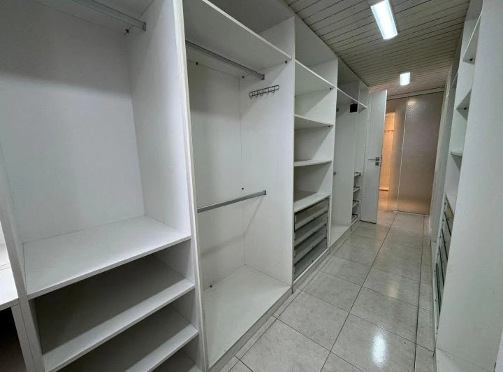 Будинок із 4 спальнями та 320 м², 5 ванних — photo 3