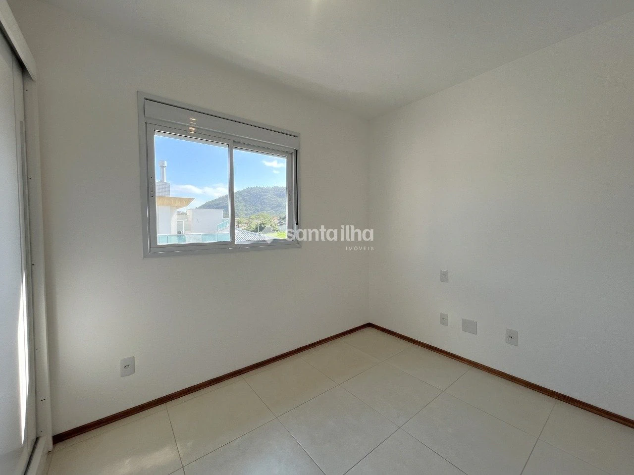 Balcony with a grill in a 2-bedroom apartment, 128 m² — photo 27