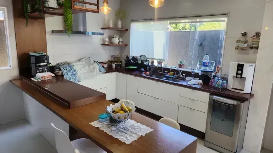 House with 5 bedrooms and an open-plan kitchen — photo 22
