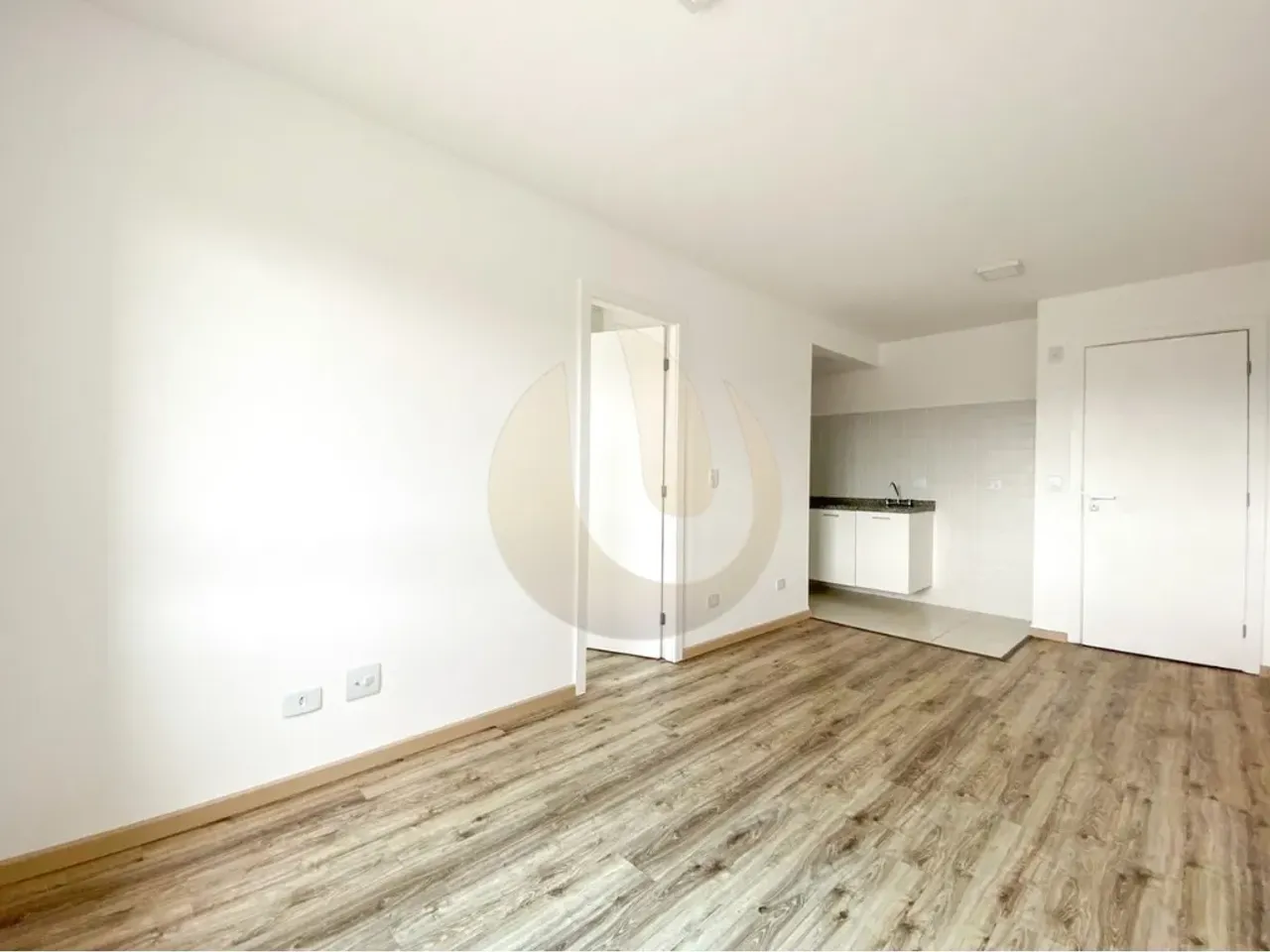 Unfurnished 1-bedroom apartment with open-plan kitchen — photo 6