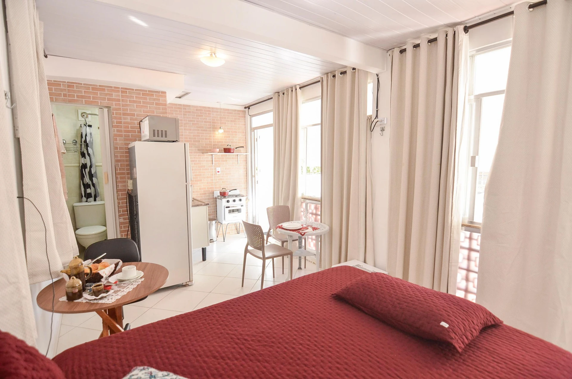 Меблированная студия с приватным двориком и спальней — photo 28