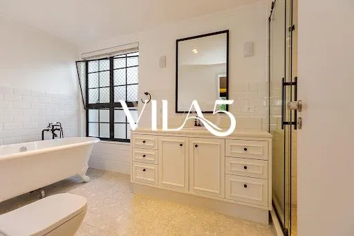 3-bedroom house with a bathtub in Curitiba — photo 8