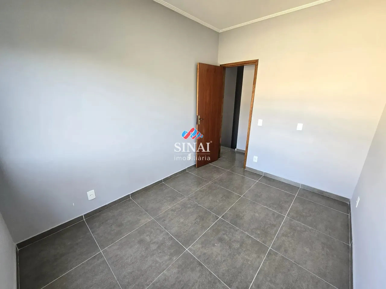 2-bedroom unfurnished apartment with a balcony — photo 10