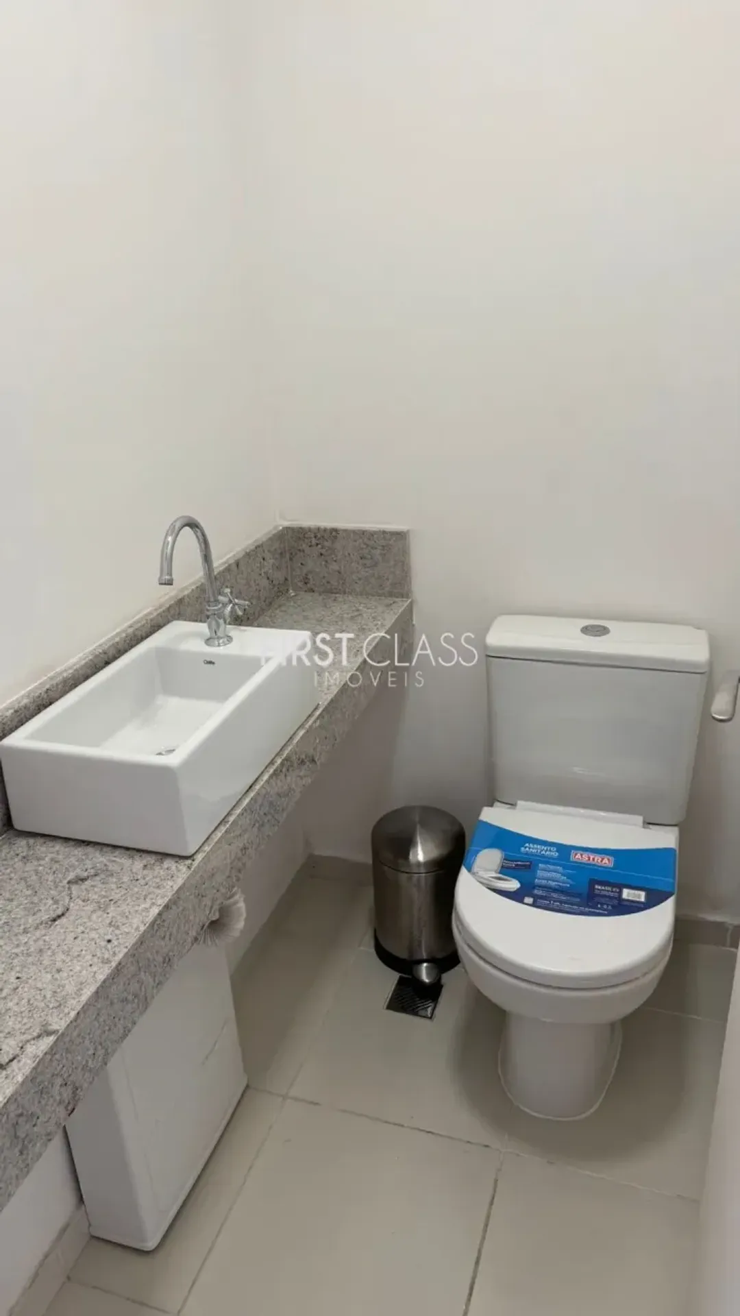 Wood or laminate floors in a 3-bedroom apartment, 113 m² — photo 3