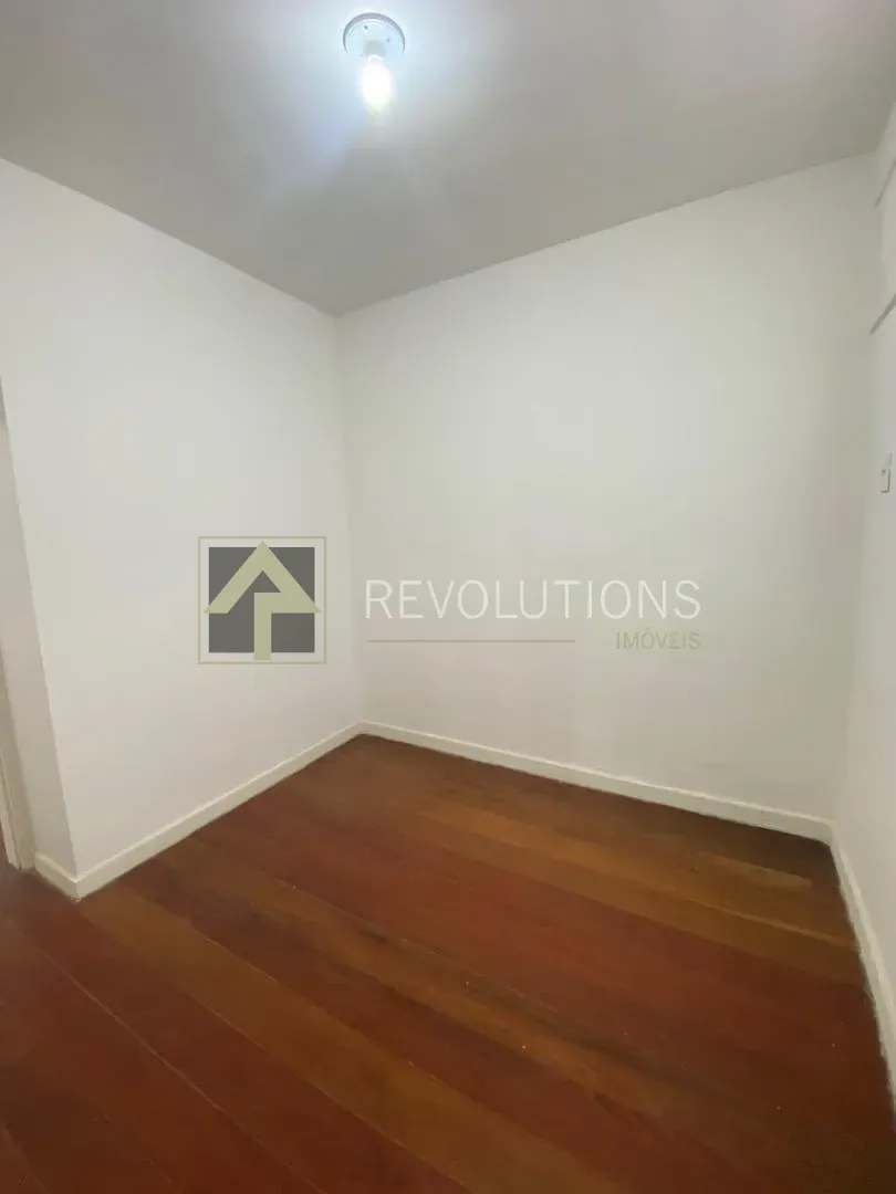 3-bedroom apartment with wood or laminate floors — photo 6