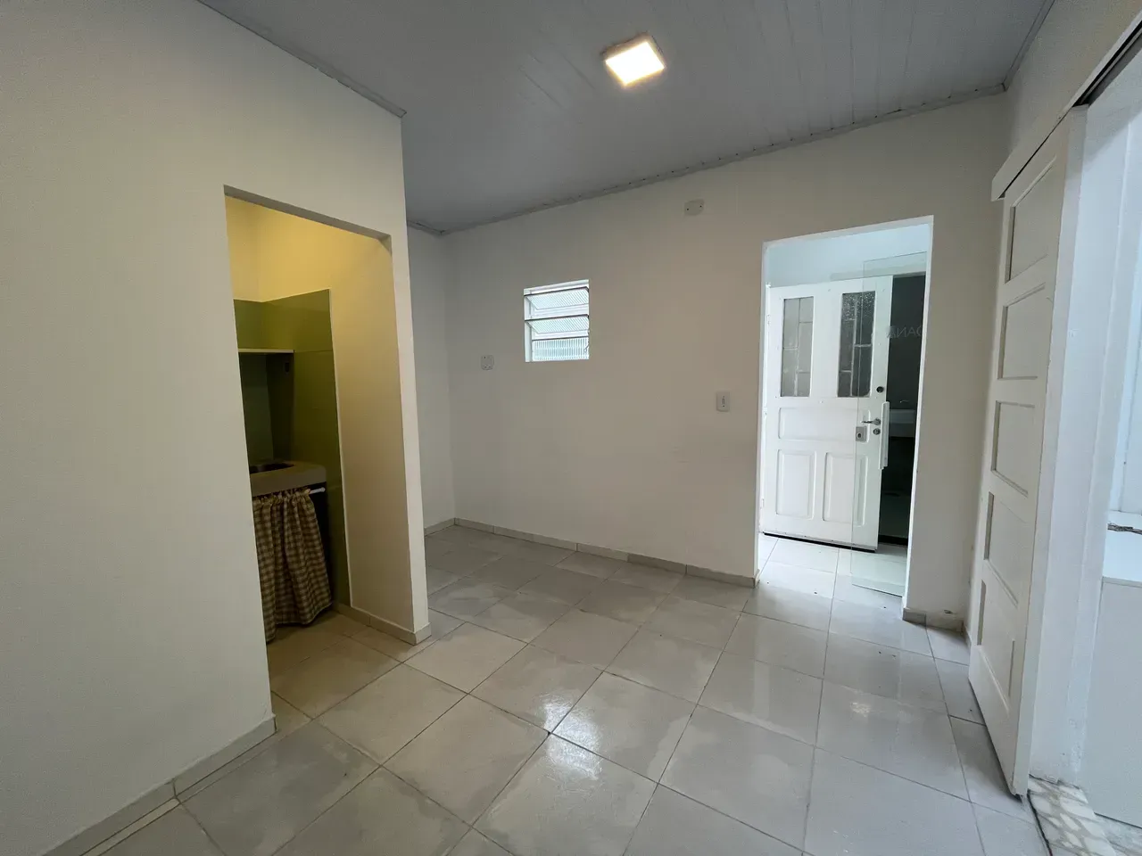 Unfurnished commercial house with 5 bedrooms and 2 baths — photo 5