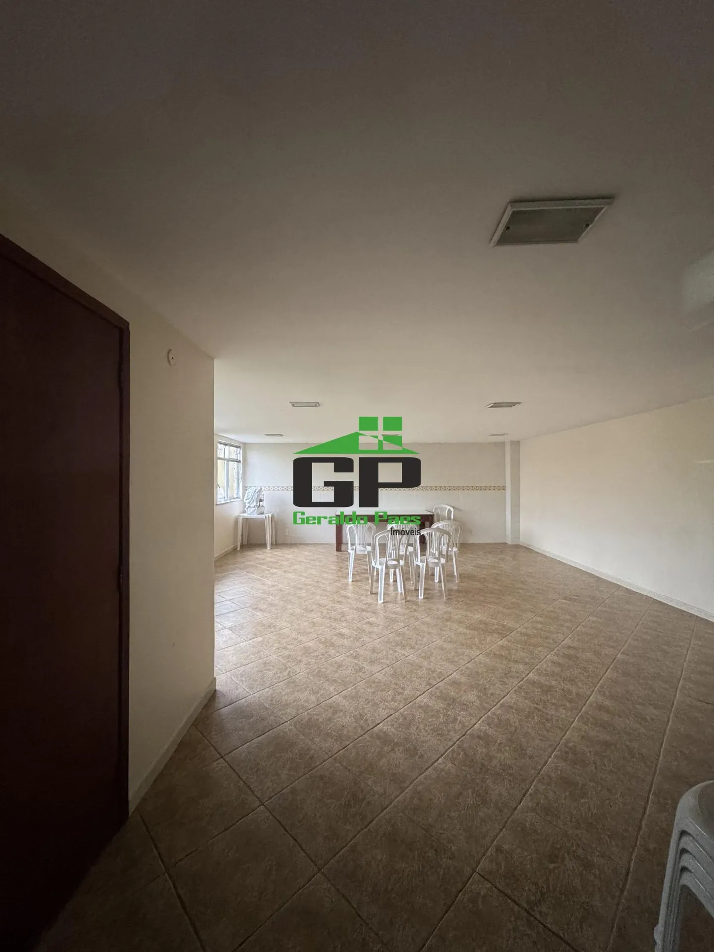 2-bedroom apartment with balcony and laundry area — photo 32