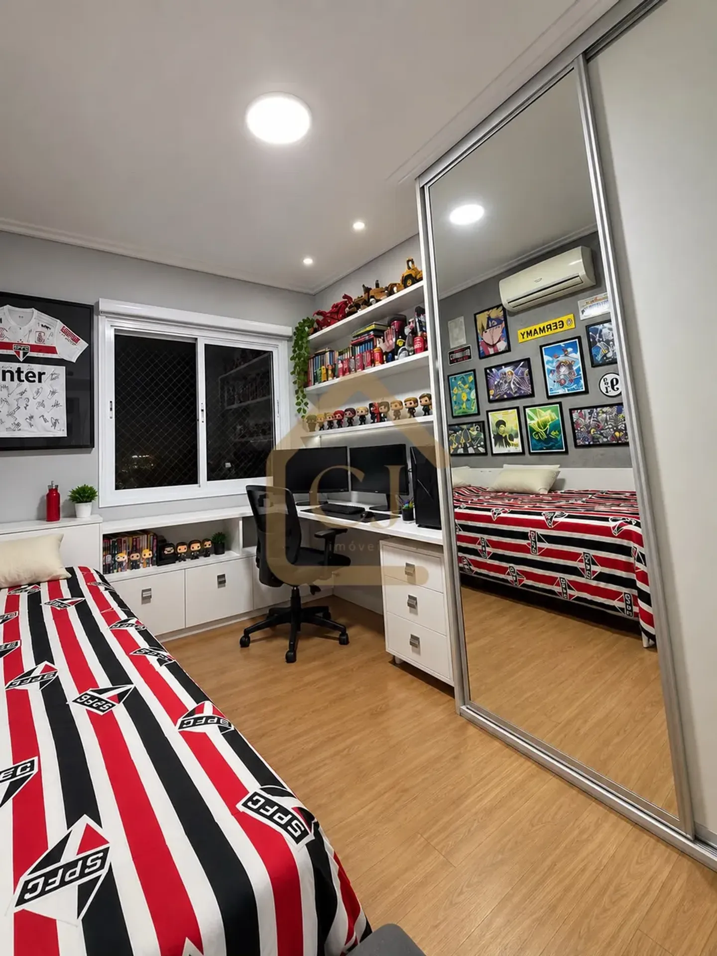 4-bedroom apartment in a building with a heated pool — photo 12