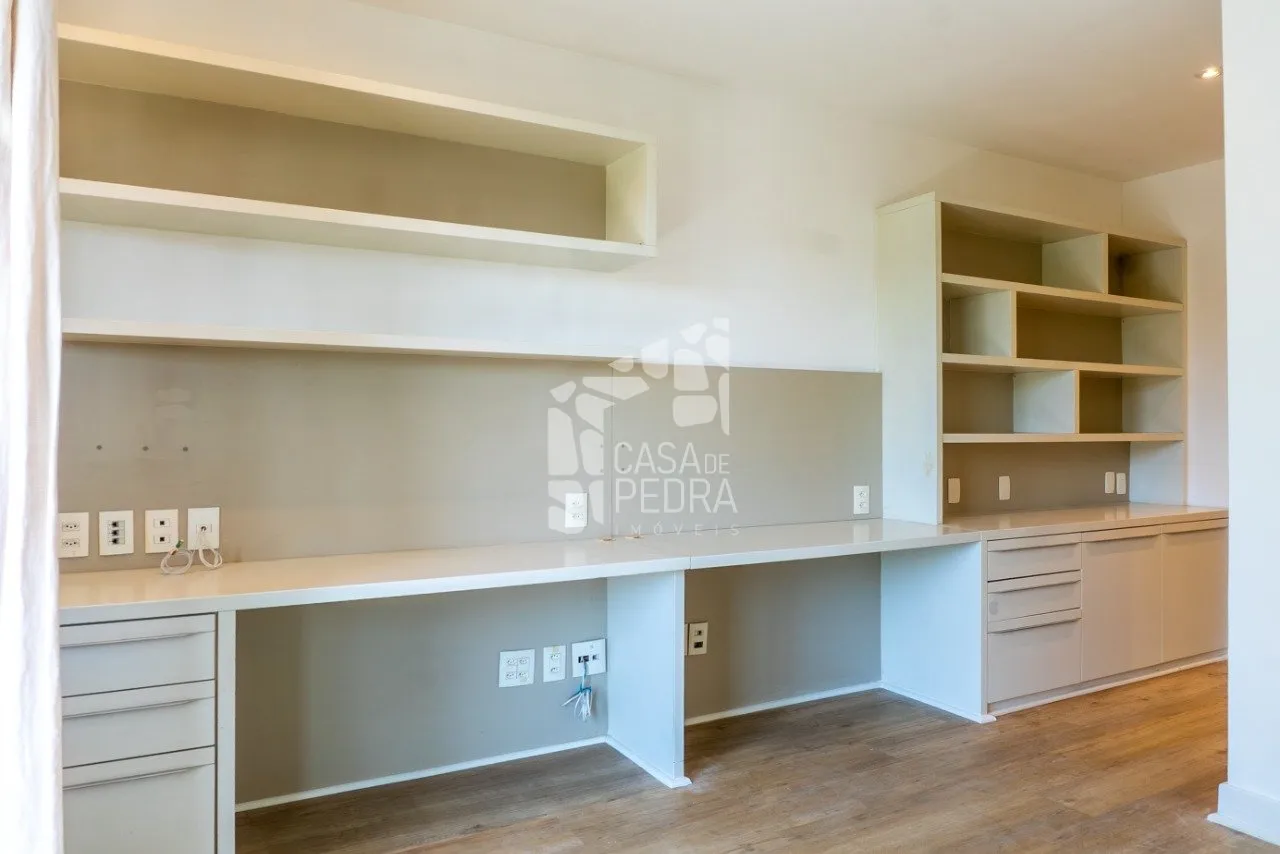4-bedroom apartment with enclosed glass balcony — photo 13
