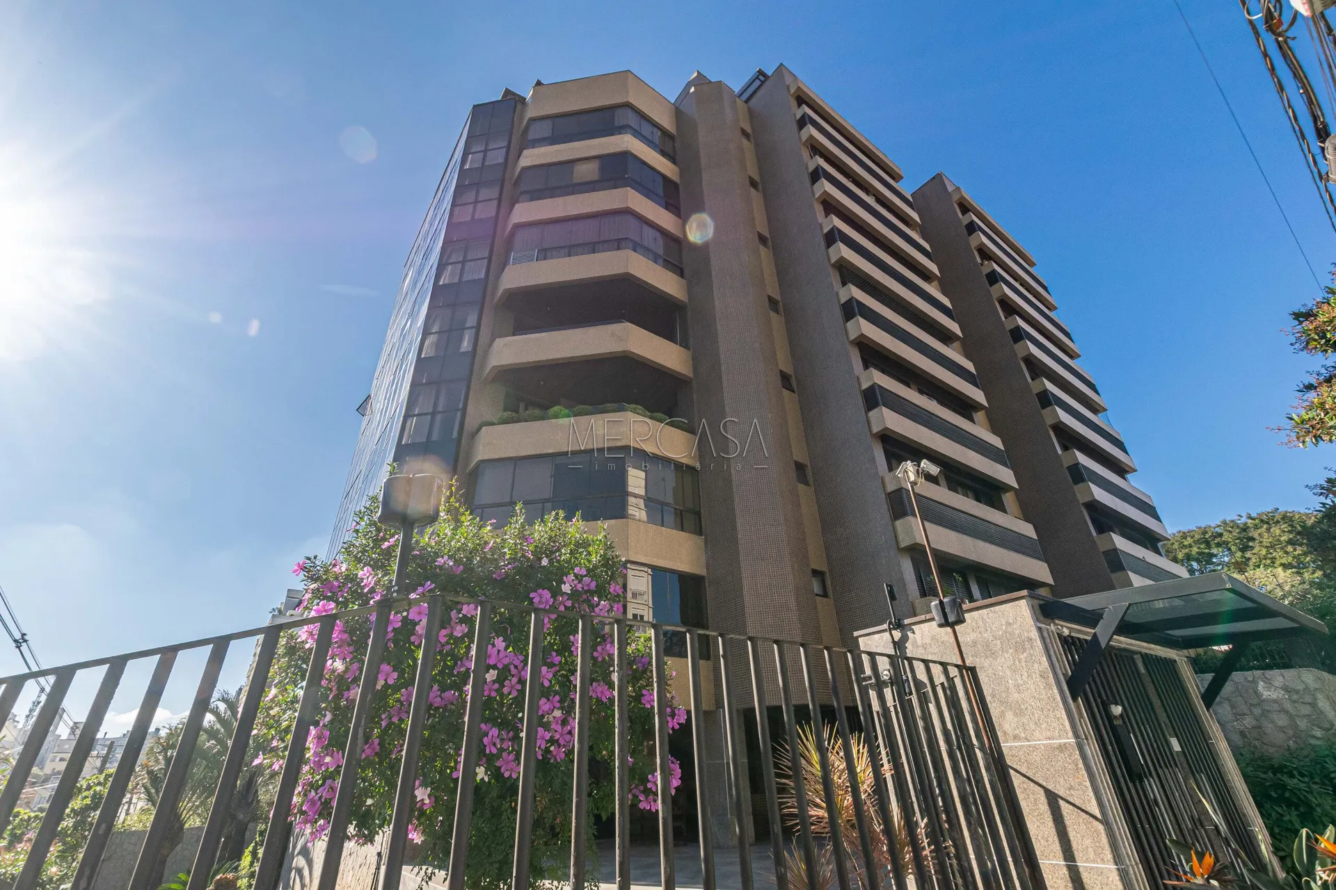 Apartment with 3 bedrooms, 5 baths and 4 parking spots