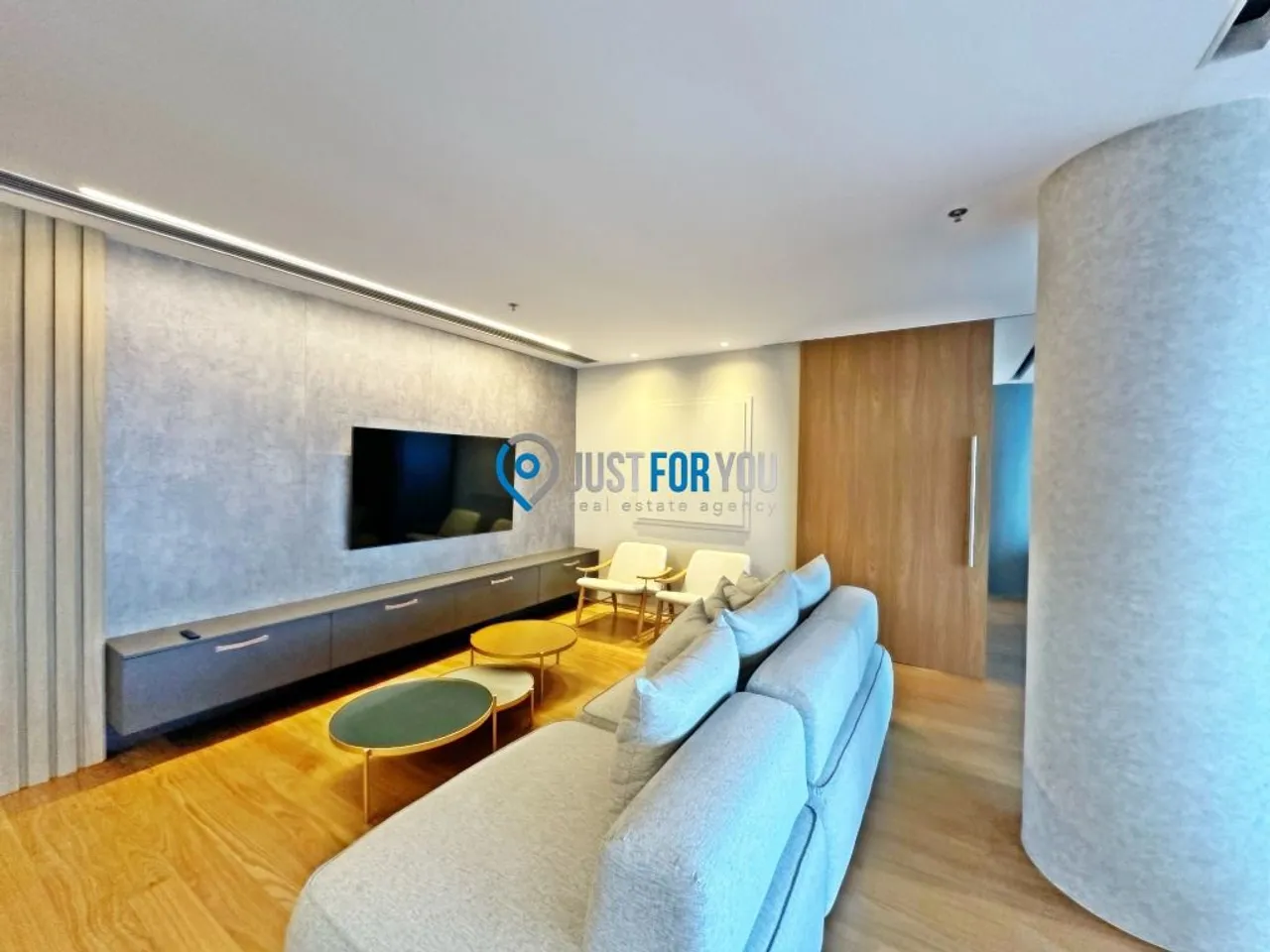 Furnished 1-bedroom apartment with an open-plan kitchen — photo 17