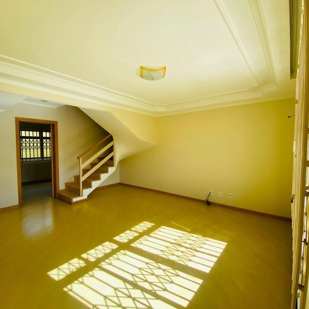3-bedroom house with a glass-enclosed balcony in Curitiba — photo 8