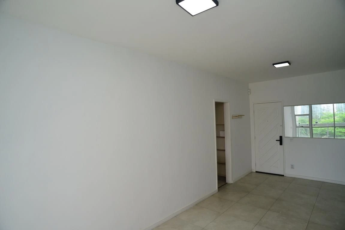 Rental apartment with 2 bedrooms and a glass balcony — photo 14