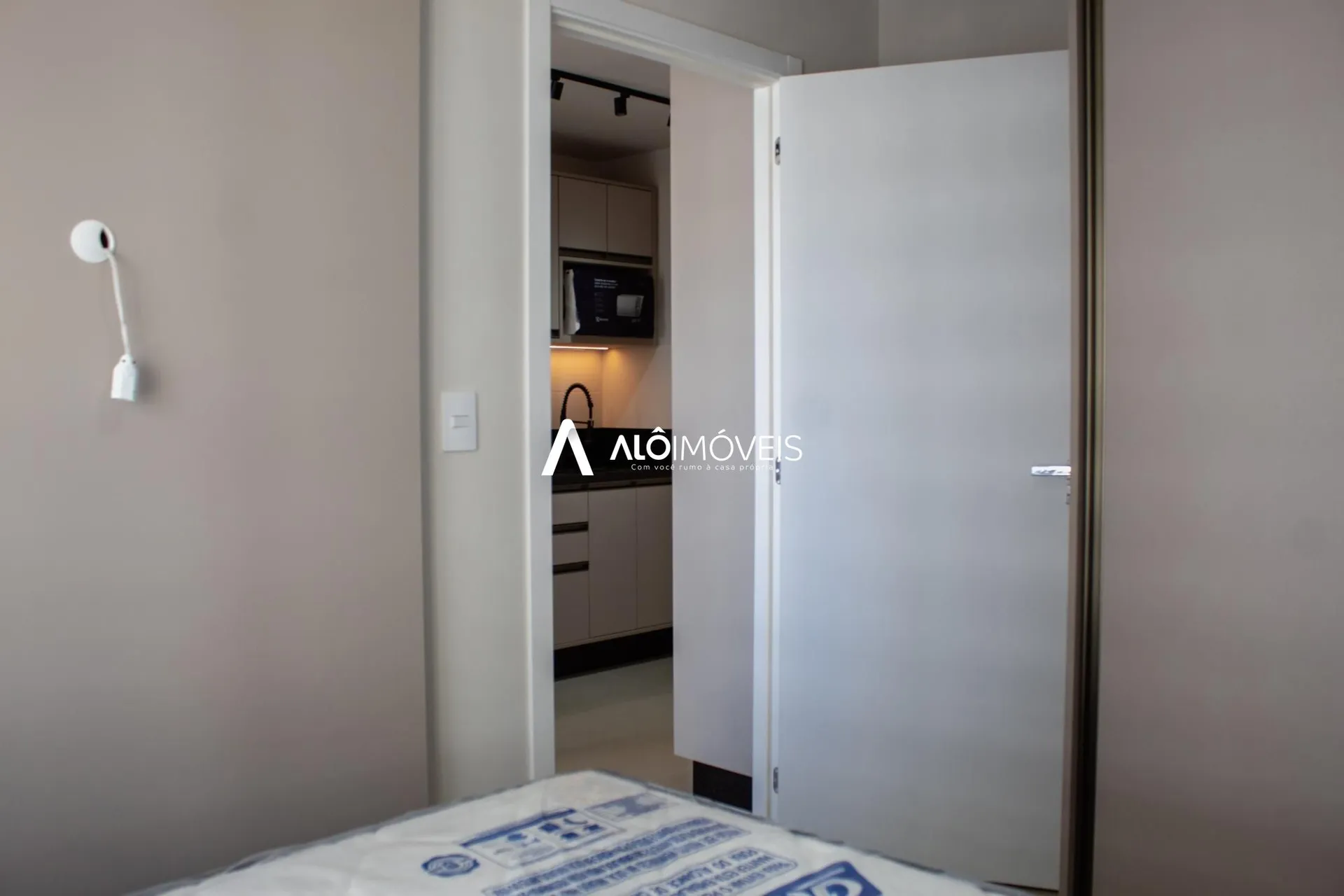 Furnished 1-bedroom apartment with open-plan kitchen — photo 56