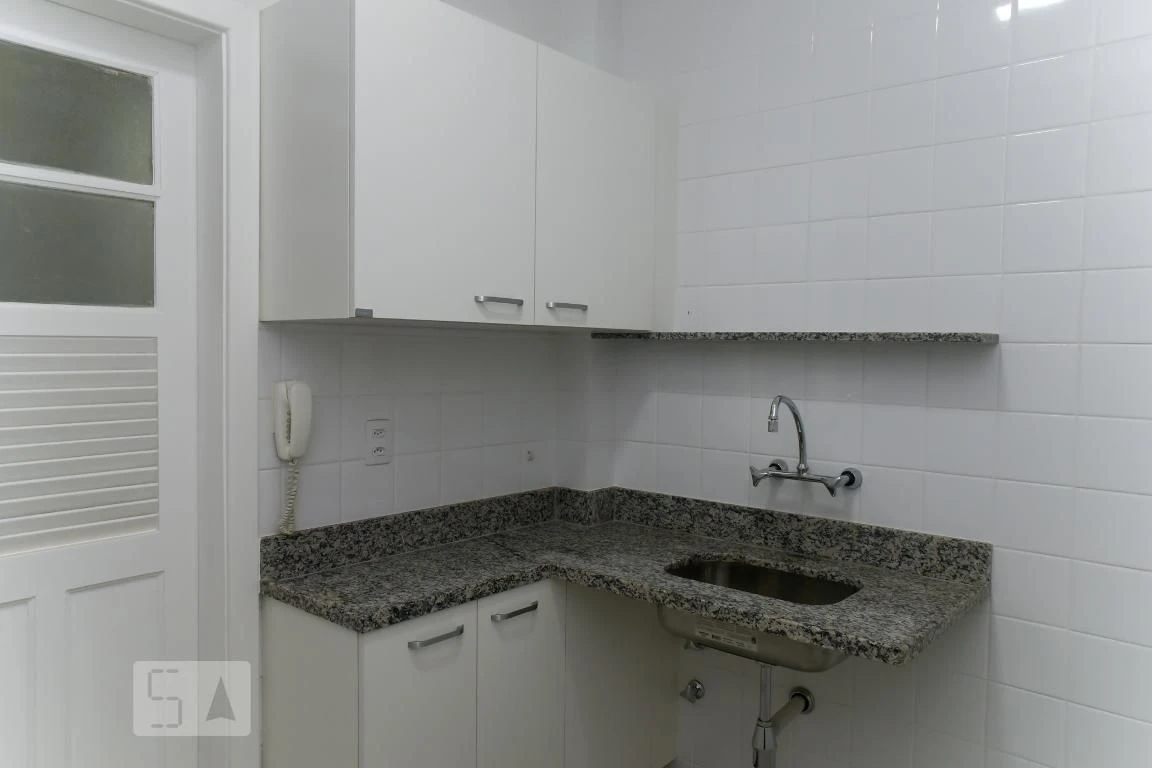Wood or laminate floors in a 2-bedroom apartment, 64 m²