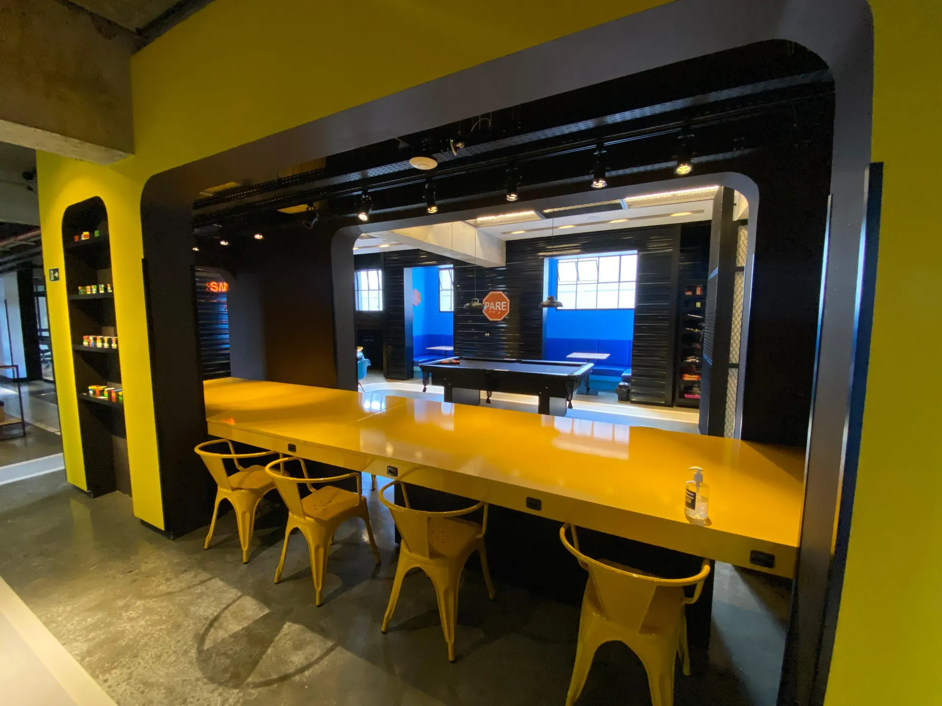 Studio in a building with a coworking space — photo 22