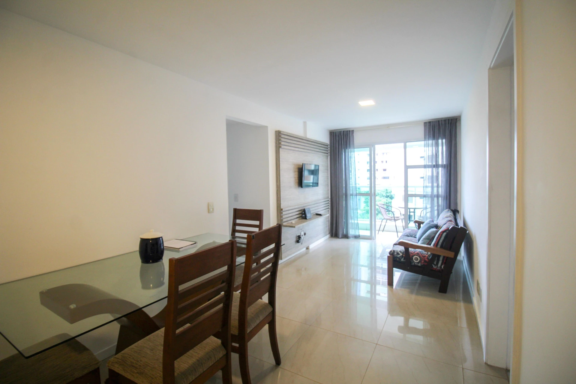 Apartamento mobiliado com 2 quartos e varanda envidraçada — photo 22