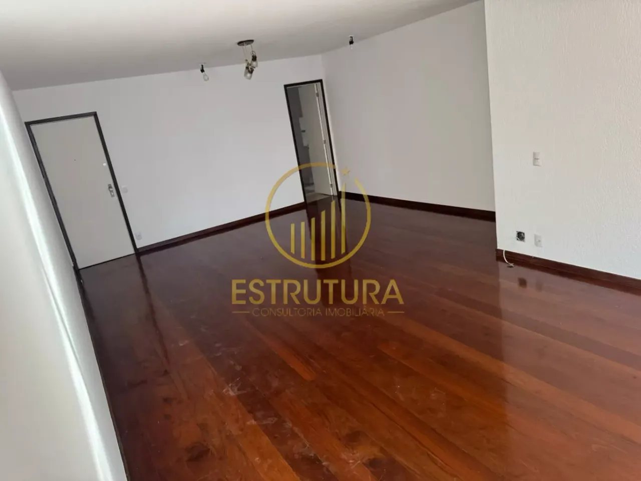 4-bedroom apartment with enclosed glass balcony — photo 11
