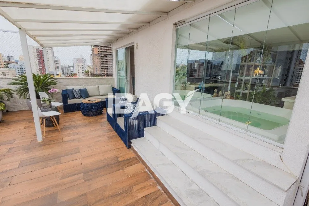 Apartamento mobiliado com cozinha americana e balcão