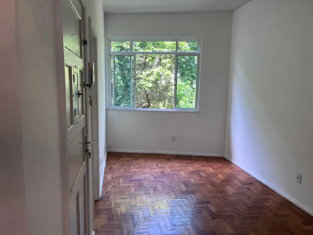 Wood or laminate floors in a 2-bedroom apartment, 60 m² — photo 3