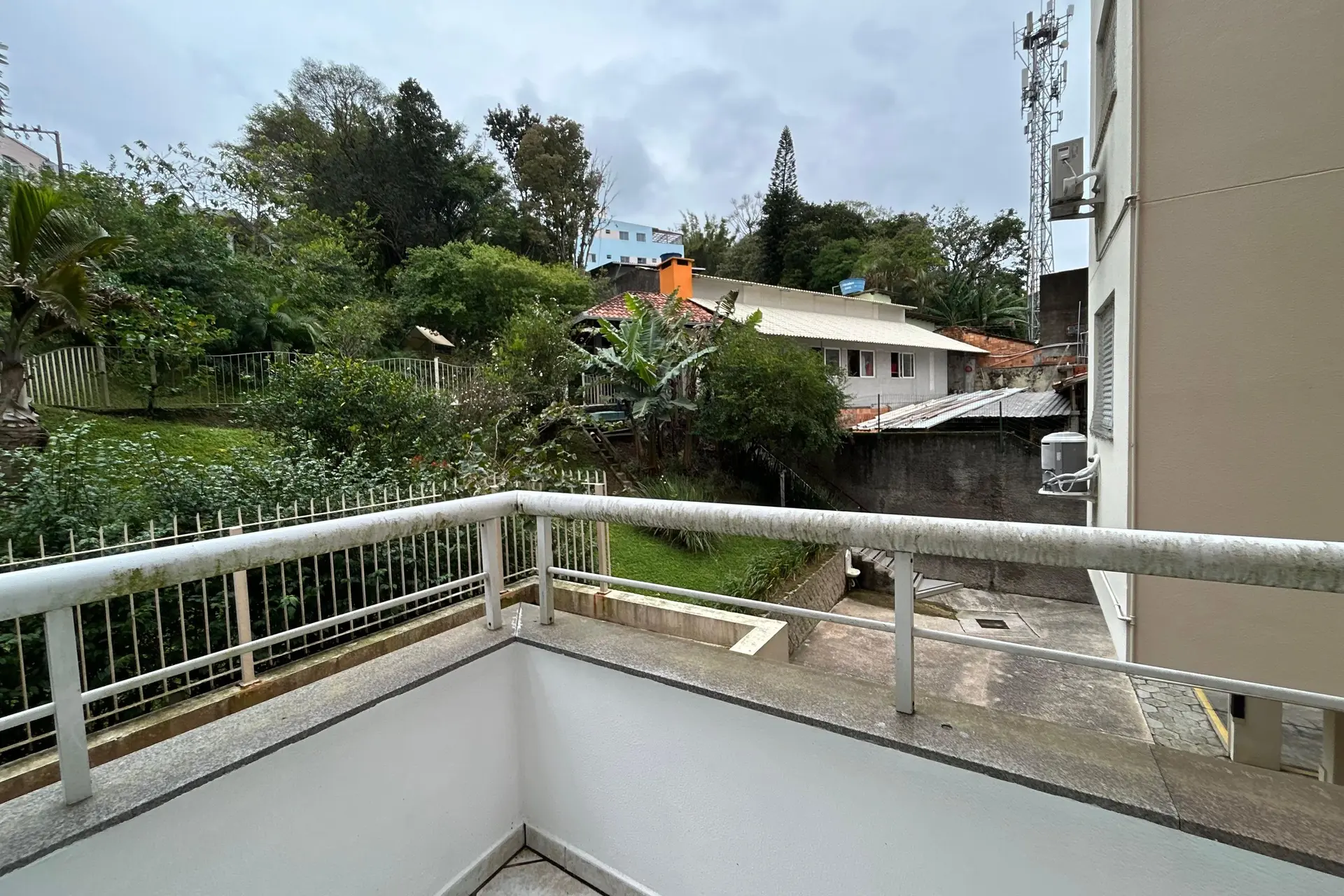 Glass-enclosed balcony in a 3-bedroom apartment, 108 m² — photo 17