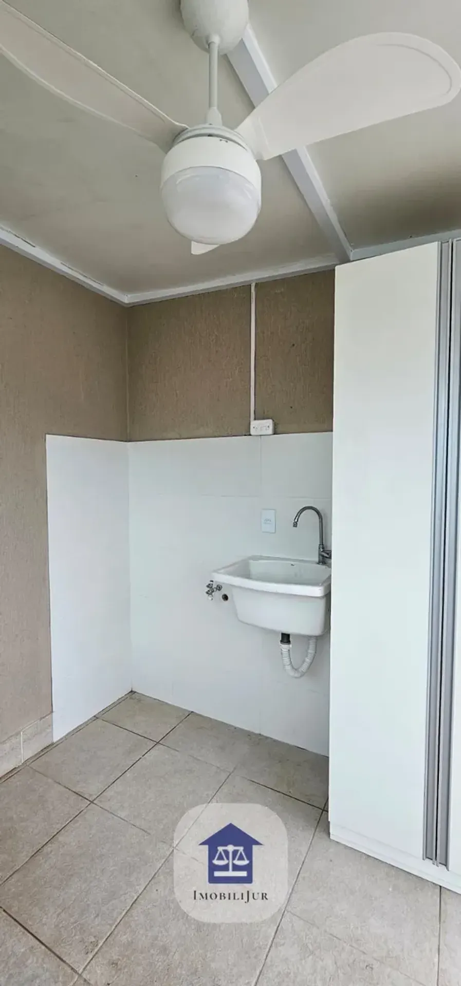 Unfurnished 4-bedroom cover with a gas stove kitchen — photo 27