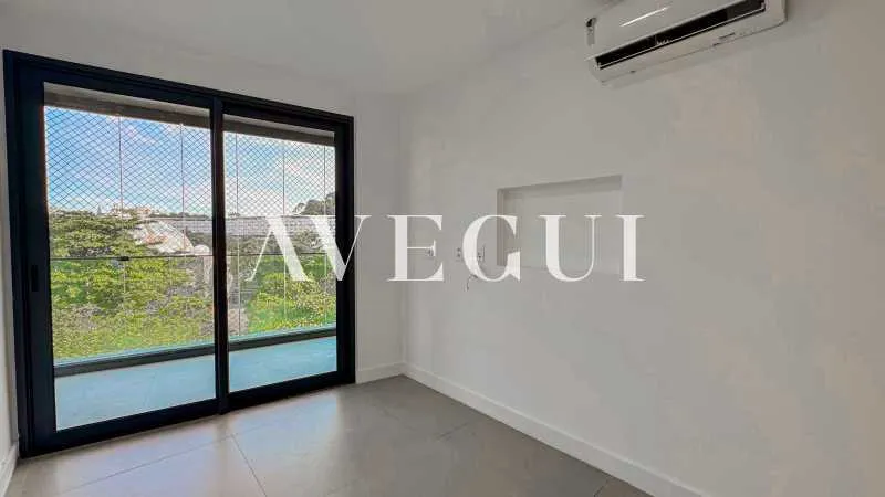 3-bedroom apartment in a building with a pool — photo 8
