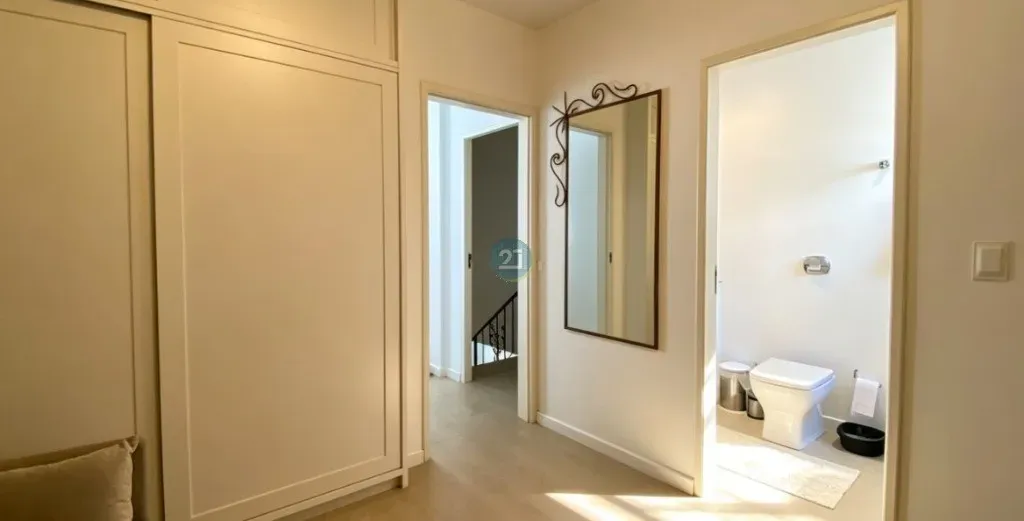 Casa de 5 dormitorios, 5 baños y piscina común — photo 13