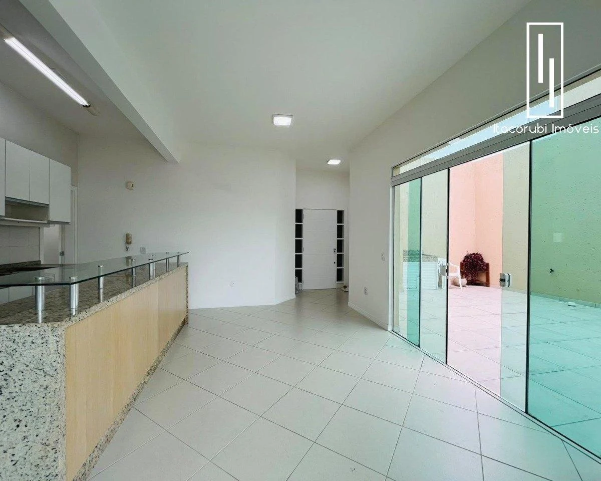 Balcony with a grill in a 2-bedroom apartment, 128 m² — photo 2