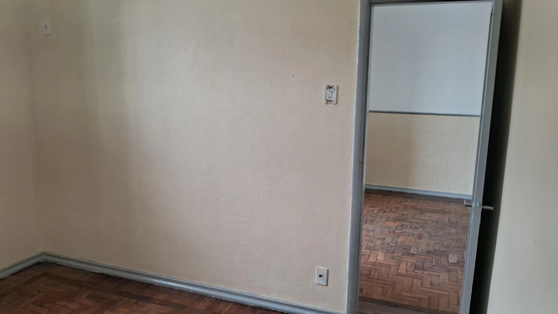 2-bedroom apartment with wood or laminate floors — photo 12