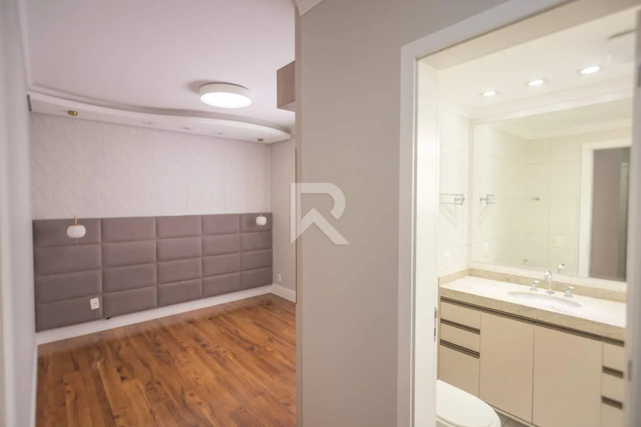 Apartment with open-plan kitchen and 4 bedrooms — photo 26