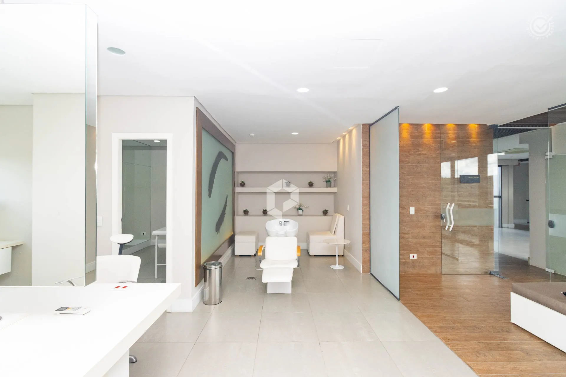 Furnished 1-bedroom apartment with city view — photo 39