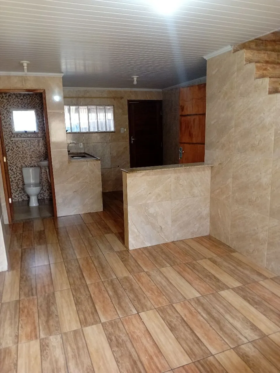 Casa, 100 m², com piso de madeira ou laminado