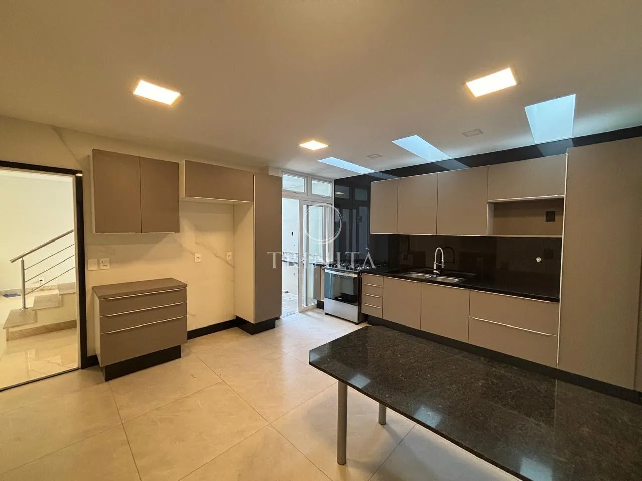 Casa sem mobília com 4 quartos e cozinha planejada — photo 2