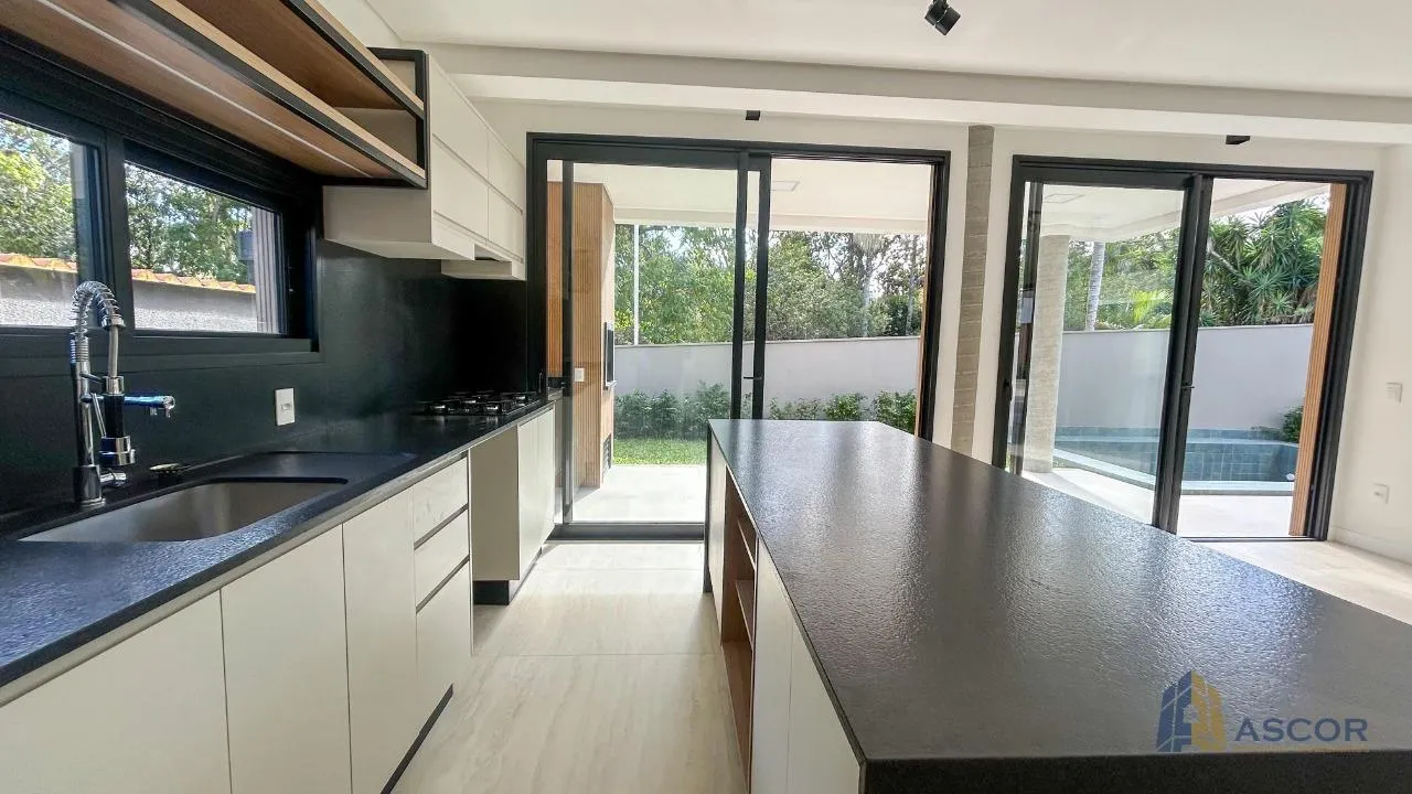 Garden in a 4-bedroom house, 250 m² — photo 13