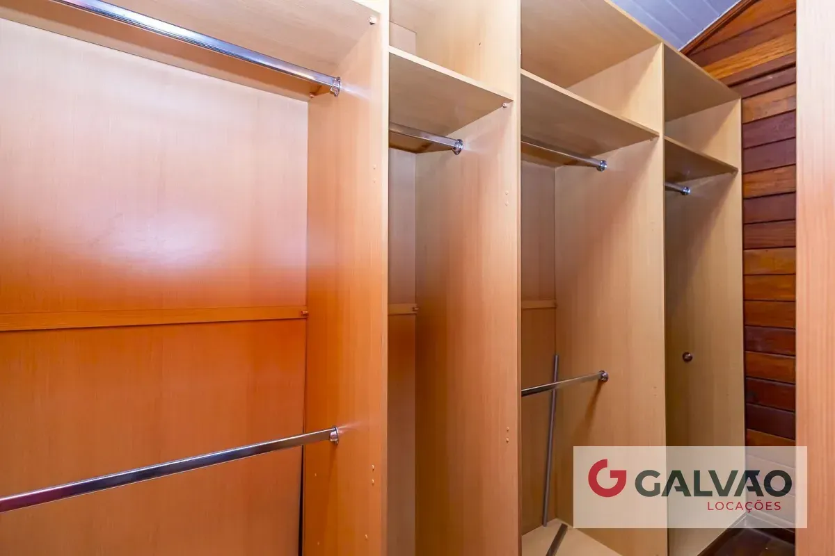 Casa sin amueblar con 3 dormitorios, cocina cerrada y balcón — photo 28