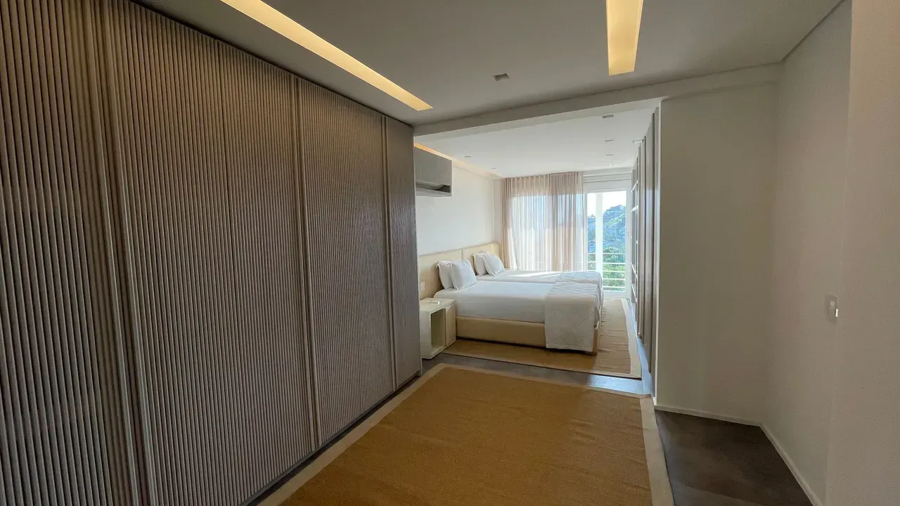 Unfurnished 3-bedroom, 3-bath house with a balcony — photo 28