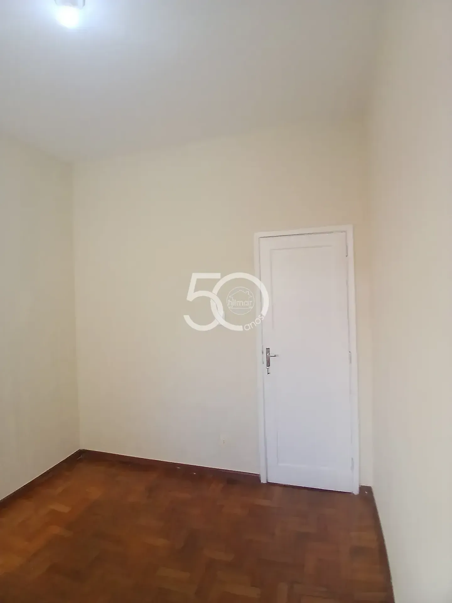 Apartamento de 2 dormitorios con balcón y cocina separada — photo 10