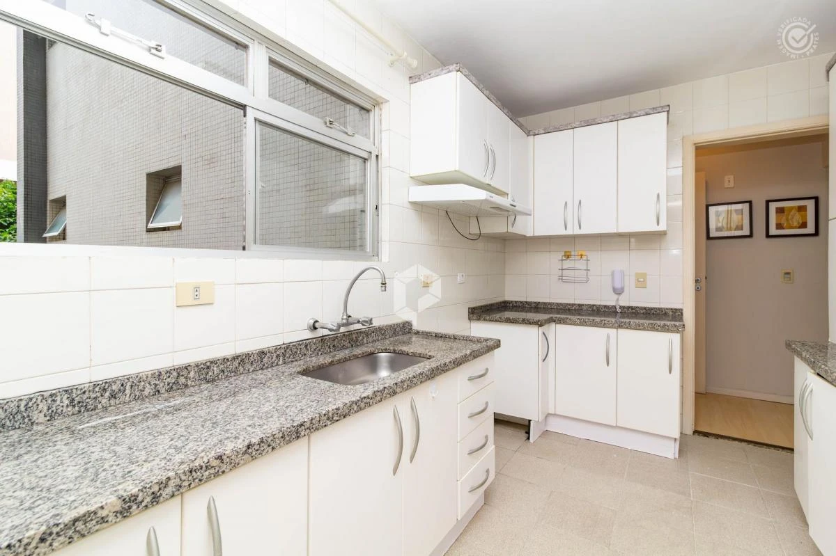 3-bedroom apartment with a glass-enclosed balcony — photo 6