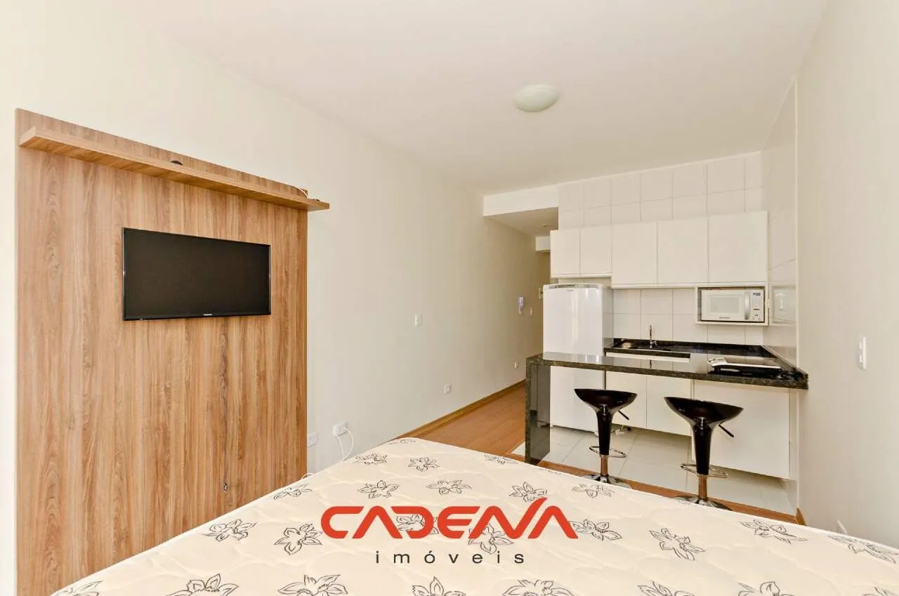 Студія 42 м² з відкритою кухнею та дерев’яною підлогою