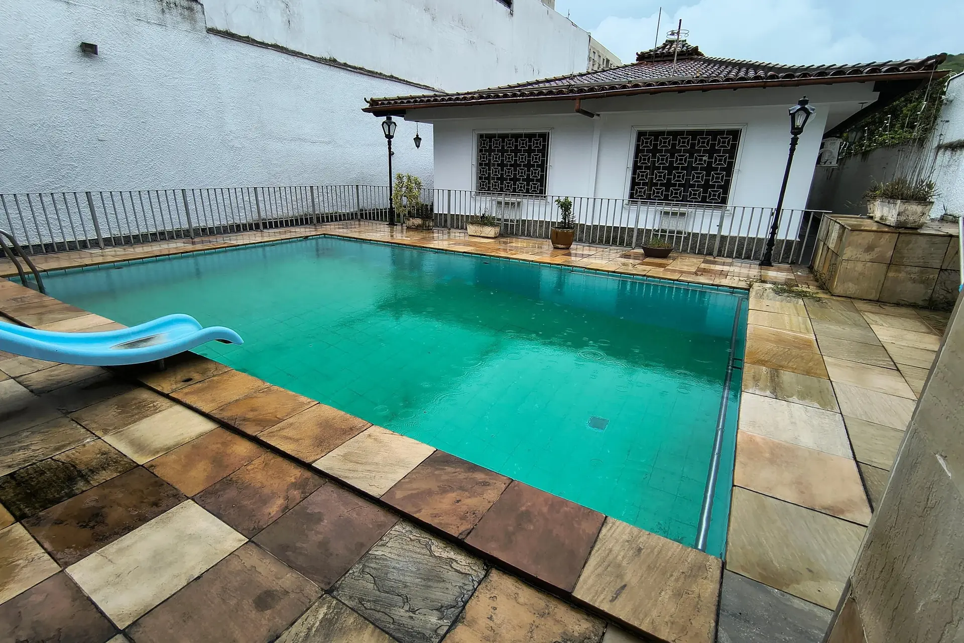 Jacuzzi y 3 dormitorios: casa de 742 m² — photo 27
