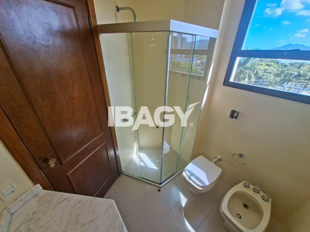 302 m² apartment with a water view and a bathtub — photo 18