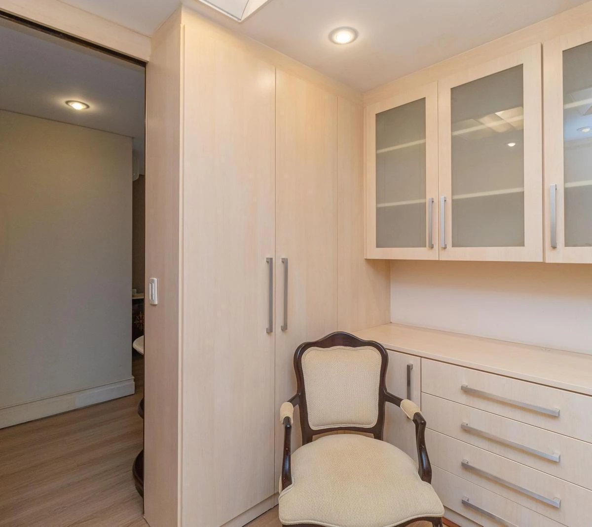 2-bedroom apartment with a bathtub in Curitiba — photo 34