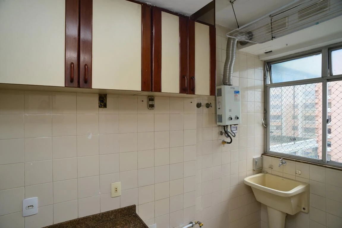 Rental apartment with 2 bedrooms and a glass balcony — photo 25